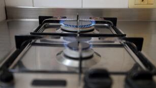 Calefaccionar con hornallas, una de las causas comunes de muerte por monóxido de carbono (foto ilustrativa).