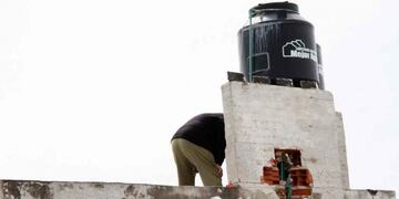 El delincuente se ocultó en el tanque de agua de una de las casas que pretendía robar\u002E