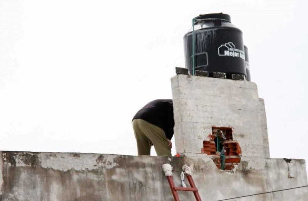 Robaba una casa y al llegar la Policía se escondió dentro de tanque de agua