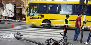 El artefacto cayó en el microcentro durante una feria de ciencias organizada por ATE y Conicet\u002E (Doris Law)