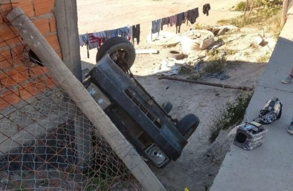 Empujaba un auto y se le cayó contra una casa