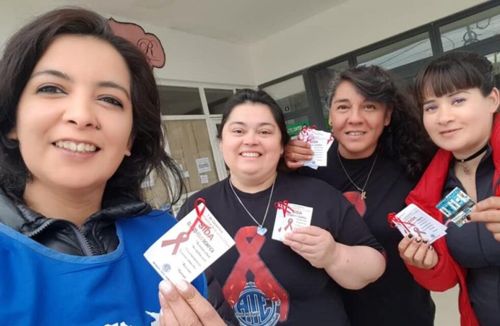 ATE: se realizaron entrega de preservativos y lazos rojos por el día de la lucha contra el VIH/SIDA