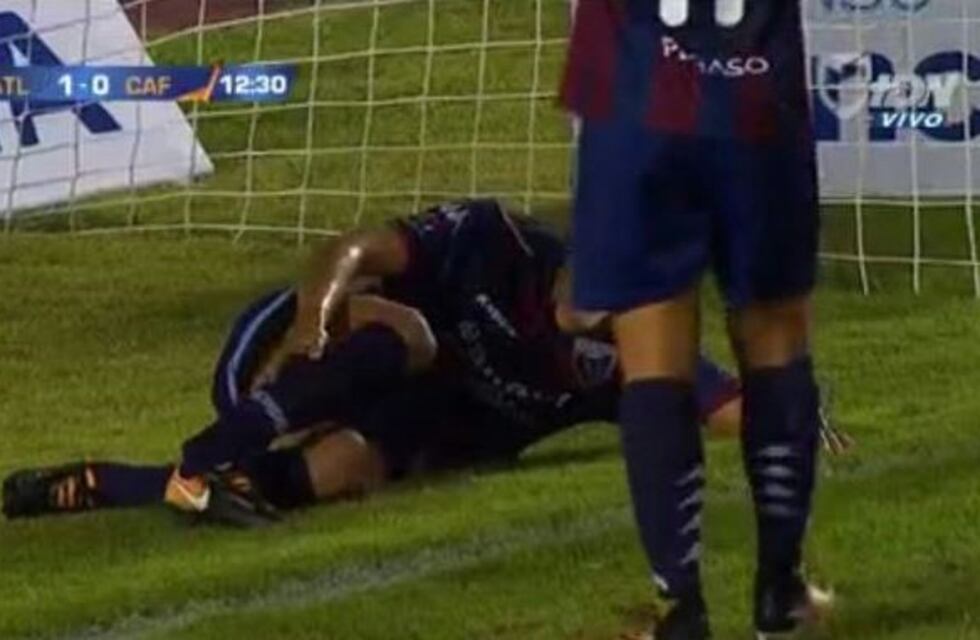 ¡Qué dolor! Metió un gol y se fracturó tibia y peroné en la misma jugada