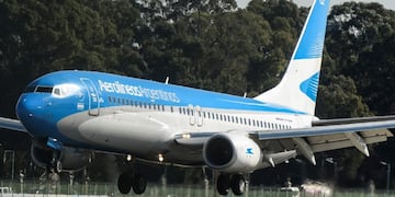 An Aerolineas Argentinas airplane lands at Jorge Newberry airport in Buenos Aires, on August 2, 2017\u002E\r\nArgentine state-run carrier Aerolineas Argentinas cancelled its August 5 weekly flight to Caracas over operational capacity and security concerns, the company said\u002E Several foreign airlines, including Air France, Delta, Avianca and Iberia have also suspended flights to the country over security concerns due to the political situation\u002E / AFP PHOTO / Eitan ABRAMOVICH ciudad de buenos aires  cancelacion vuelos de aerolineas argentinas a venezuela aeroparque jorge newbery crisis politica economica social en venezuela