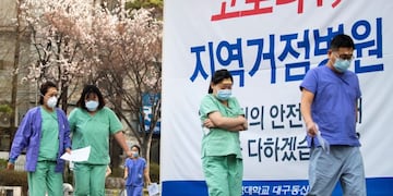 Trabajadores sanitarios en la localidad de Daegu, la más afectada de Corea del Sur por el coronavirus