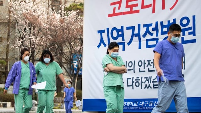 Trabajadores sanitarios en la localidad de Daegu, la más afectada de Corea del Sur por el coronavirus