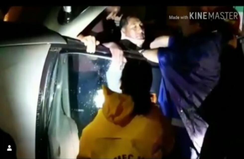 Volcó y quedó atrapado dentro del auto