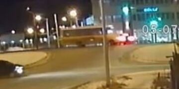 Cámaras de seguridad registraron cómo un colectivo de trasporte de personal no respetó el semáforo y chocó