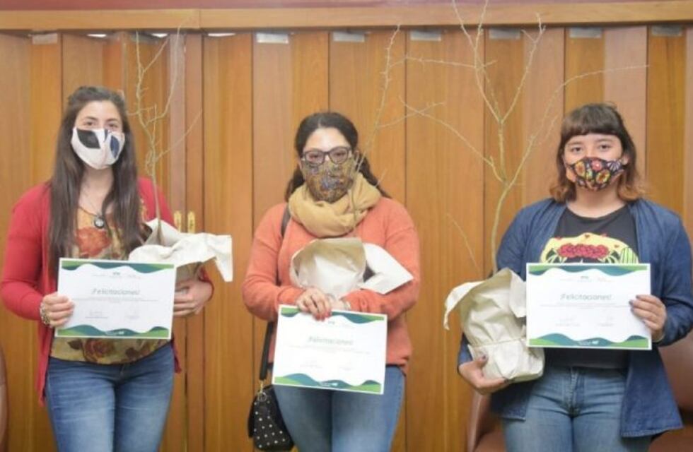 Se entregaron árboles a los ganadores del Concurso Fotográfico Actitud Eco