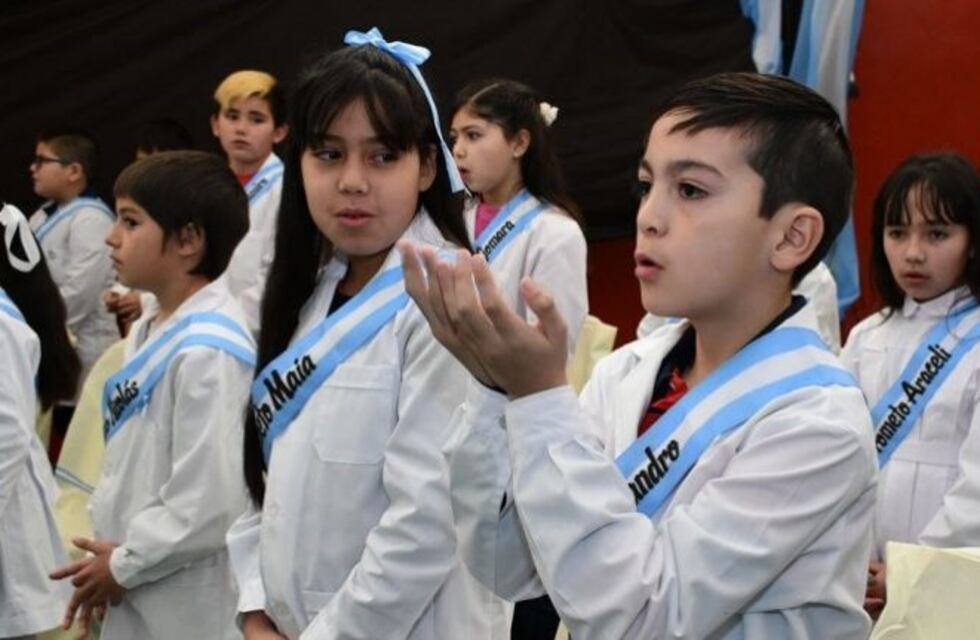 Pequeño emocionó a todos al cantar el Himno en Lengua de Señas