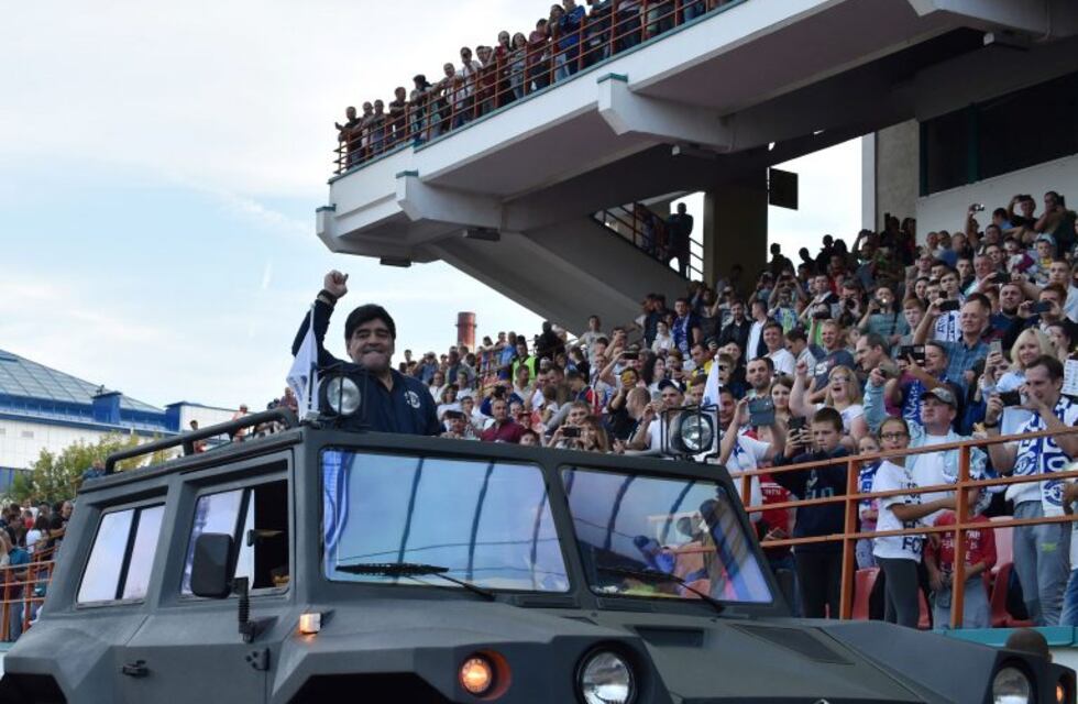 A Diego Maradona le regalaron un tanque en Bielorrusia