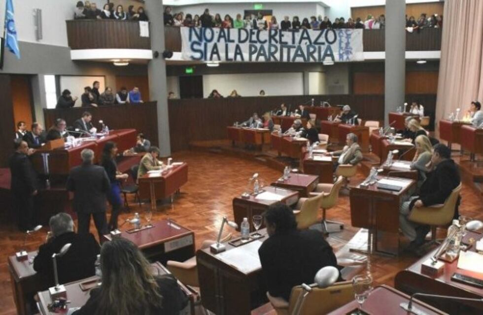 Ingresó el DNU por el aumento a docentes en la Legislatura ante el rechazo gremial