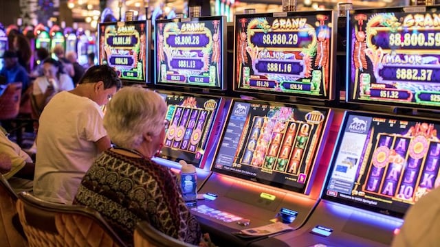 Guests play electronic slot machines at the MGM Springfield LLC Casino and Resort in Springfield, Massachusetts, U\u002ES\u002E, on Friday, Aug\u002E 24, 2018\u002E The state of Connecticut is expected to see a decline in its share of slot machine revenue from Foxwoods Resort Casino and Mohegan Sun, with the opening of MGM Springfield, according to the Hartford Courant\u002E Photographer: Scott Eisen/Bloomberg eeuu Massachusetts  eeuu Casino MGM Springfield LLC juegos de azar casinos