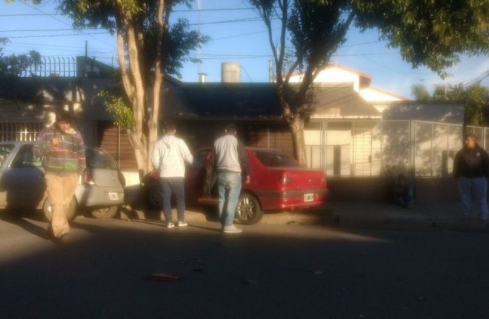 Dos adolescentes chocaron en auto y una mujer atropellada quedó en grave estado