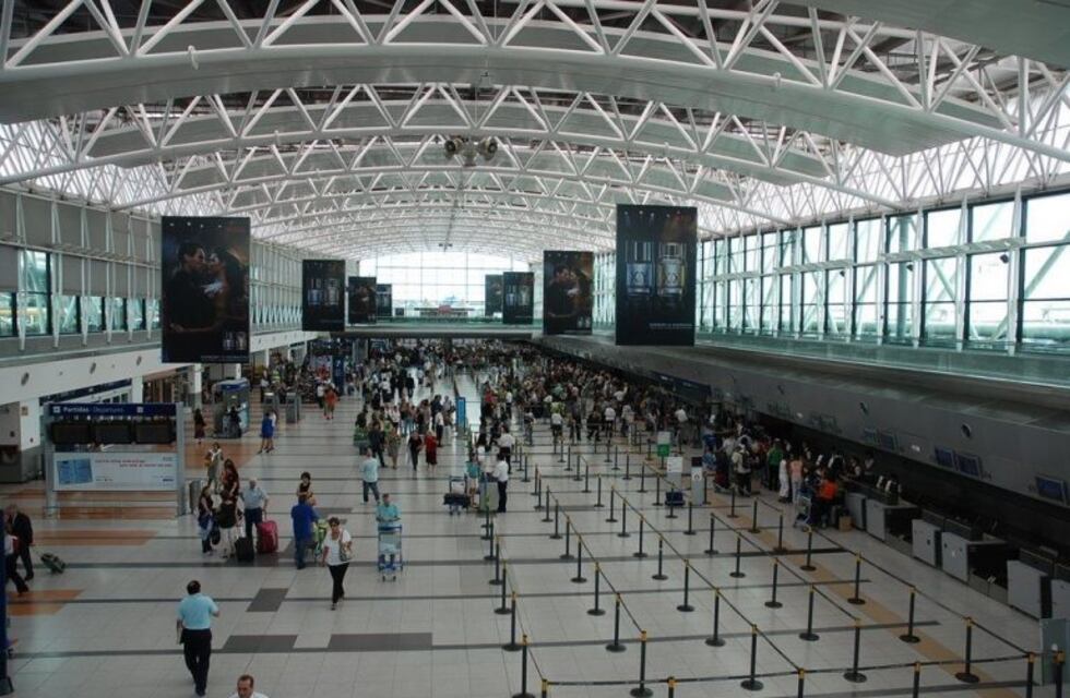 Proponen ponerle Raúl Alfonsín al aeropuerto de Ezeiza