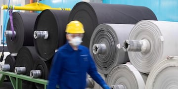 Un operaio dotato di guanti, occhiali protettivi e mascherina, a lavoro nell'impianto produttivo di Alcantara, uno dei brand più importanti del Made in Italy, con sede a Nera Montoro, frazione del comune di Narni (TR), in occasione della riapertura dello stabilimento a seguito delle misure imposte dalla Presidenza del Consiglio dei ministri per arginare la diffusione del Coronavirus, 15 aprile 2020\u002E ANSA/CLAUDIO PERI\n\nA worker equipped with gloves, protective glasses and mask, at work in the production plant of Alcantara, one of the most important brands of Made in Italy, based in Nera Montoro, a hamlet of the municipality of Narni in the province of Terni, on the occasion of the reopening of the factory following the measures imposed by the Prime Minister's Office to counter the spread of Coronavirus, 15 April 2020\u002E Alcantara is one of the most important Made in Italy brands\u002E ANSA / CLAUDIO PERI