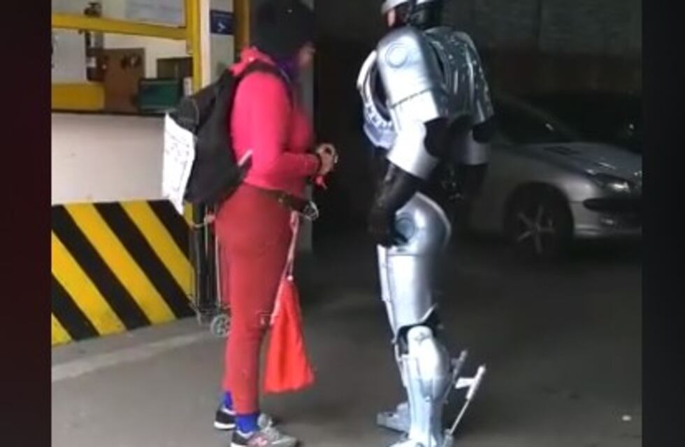 Videazo: sólo en Córdoba, Robocop te cobra en una playa de estacionamiento