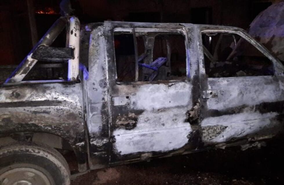 Camino a 60 cuadras: una camioneta fue totalmente consumida por el fuego