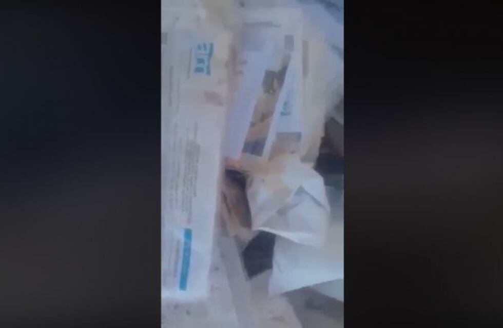 Denuncian en un video cómo tiran boletas en un basural