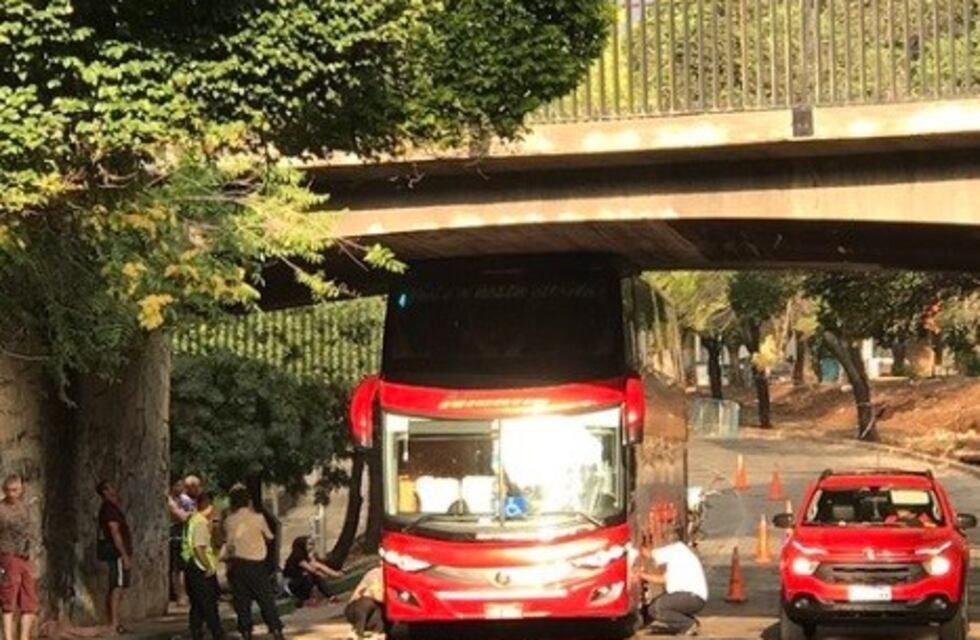 Increíble, un micro de dos pisos quedó atascado debajo de un puente
