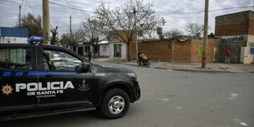La policía en pasaje 1849 al 6100 de la ciudad de Rosario\u002E (Rosario Plus)