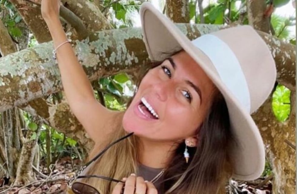 Loly Antoniale y una producción en traje de baño sobre una palmera:"Jungle Girl"