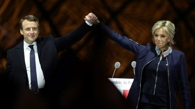 El presidente electo de Francia, Emmanuel Macron, y su esposa Brigitte el 07/05/2017 en el Museo del Louvre en Paru00eds, Francia. rn(Vinculado a la cobertura de dpa sobre la segunda vuelta de las elecciones francesas del 07/05/2017) foto: Michael Kappeler/dpa