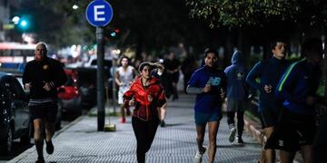 AME5250\u002E BUENOS AIRES (ARGENTINA), 08/06/2020\u002E- Cientos de personas salen a realizar actividad física, este lunes, luego de que el Gobierno lo permitiera en Buenos Aires (Argentina)\u002E EFE/ Juan Ignacio Roncoroni