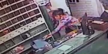 Una ex policía con arresto domiciliario le puso la tobillera a su perro y salió a robar\u002E