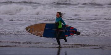 Surfistas se manifestaron en las playas de Mar del Plata para lograr la excepción a la cuarentena (Foto: Télam/ Diego Izquierdo)
