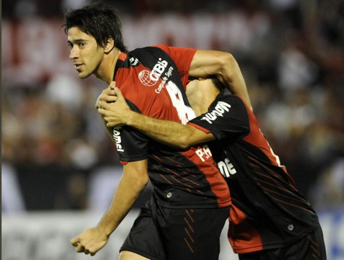 ROSARIO (ARGENTINA), 04/04/2013\u002E- El jugador Pablo Pérez (i) de Newell's Old Boys de Argentina celebra junto a Martín Tonso (d) su gol ante Deportivo Lara de Venezuela hoy, jueves 4 de abril de 2013, durante un partido del grupo 7 de la segunda fase de la Copa Libertadores en el estadio Marcelo Bielsa de Rosario (Argentina)\u002E EFE/Diego Ceretti\r\n\r\n\r\n\r\n rosario pablo perez futbol Copa Libertadores 2013 futbol futbolistas partido newells old boys vs\u002E deportivo lara
