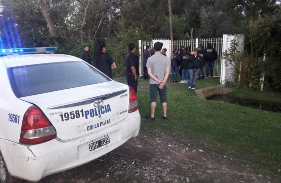 Hizo una amenaza de bomba, lo detuvieron con armas y droga