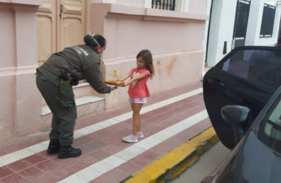 Un gesto que emociona: una niña llevó una torta a una oficial de Gendarmería