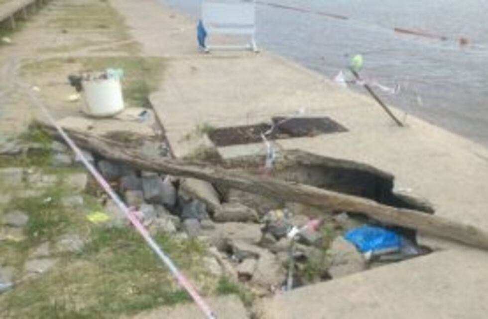 Hace un mes que está hundido un sector del piso de la Rambla Catalunya