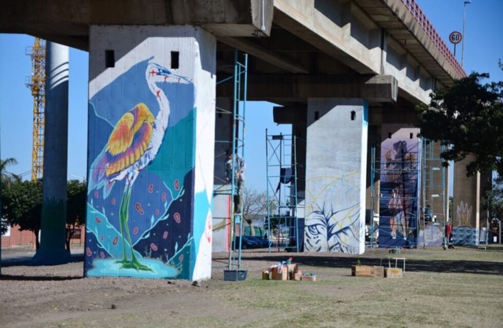 Muralistas preparan Paseo Iberá en la bajada del puente interprovincial lado Corrientes