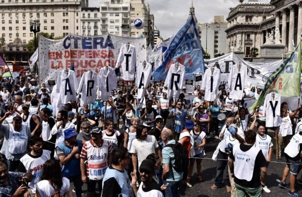 Docentes convocaron a una mancha de antorchas para este viernes