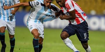 Colombia's Junior player Robinson Aponza (R) vies for the ball with Argentina's Atletico Tucuman Leonel Di Placido (L) during their Copa Libertadores 2017 football match at the Jaime Moron stadium in Cartagena, Colombia on February 16, 2017. / AFP PHOTO /