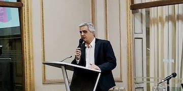 El rector de la UNR, Franco Bartolacci, suscribió el acuerdo con autoridades del Renatre\u002E (Archivo)