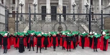 A favor del aborto legal, periodistas argentinas se vistieron como en El cuento de la Criada