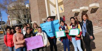 El sacerdote Walter Bustos junto al ex arzobispo Alfonso Delgado\u002E