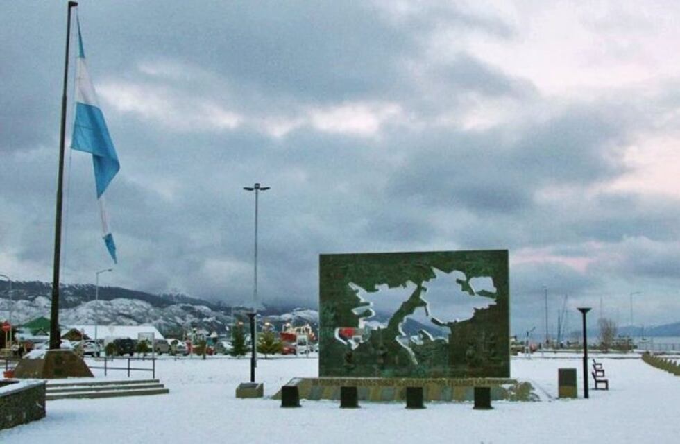 En la plaza emblemática Islas Malvinas con excombatientes: #VIVOenUSHUAIA