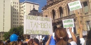 Tucumán: docentes autoconvocados en contra de los actos presenciales de fin de año\u002E (Web)