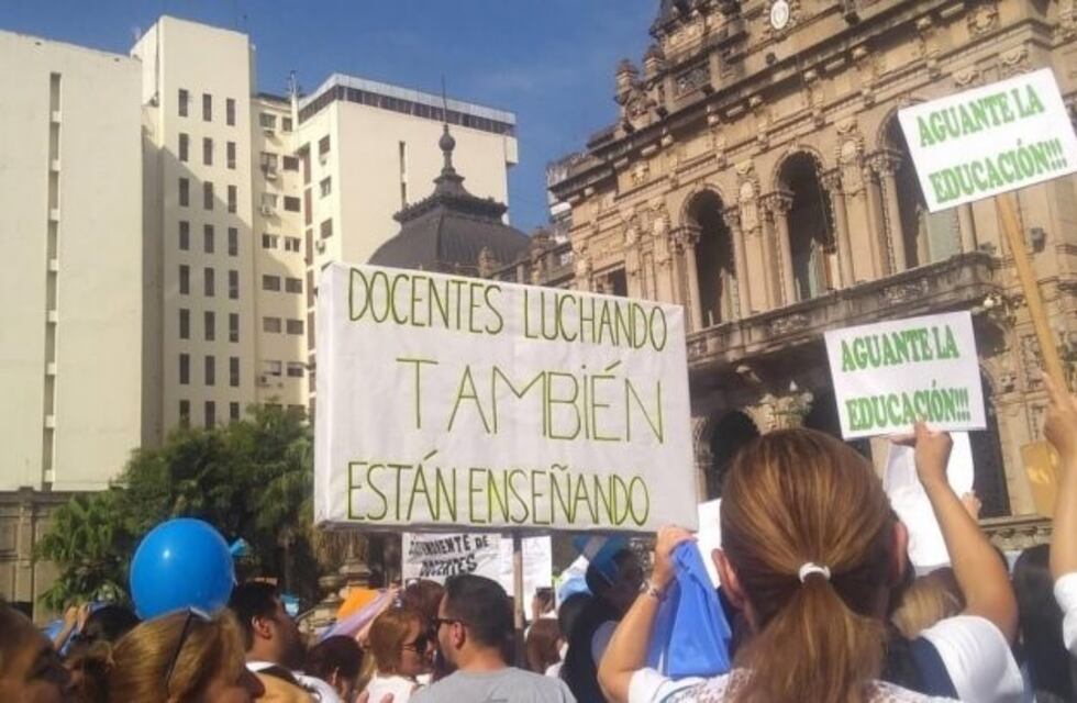 Tucumán: docentes reclamaron en contra de los actos presenciales de fin de año