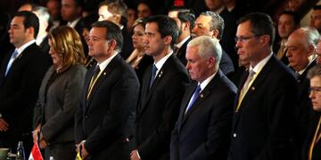 BG01\u002E BOGOTÁ (COLOMBIA), 25/02/2019\u002E-El mandatario interino de Venezuela, Juan Guaidó (c), y el vicepresidente de EE\u002EUU\u002E, Mike Pence (c-d), junto a los demás asistentes, guardan un minuto de silencio por la situación que vive Venezuela, durante la cumbre del Grupo de Lima, cuyo tema central es el estrechamiento del cerco diplomático al régimen de Nicolás Maduro, este lunes, en Bogotá (Colombia)\u002E EFE/Mauricio Dueñas Castañeda