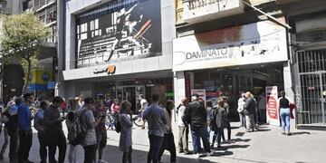 El dólar sigue subiendo y los rosarinos volvieron a copar casas de cambio (Franco Trovato Fuoco)