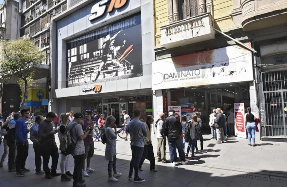 El dólar sigue subiendo y los rosarinos volvieron a copar las casas de cambio