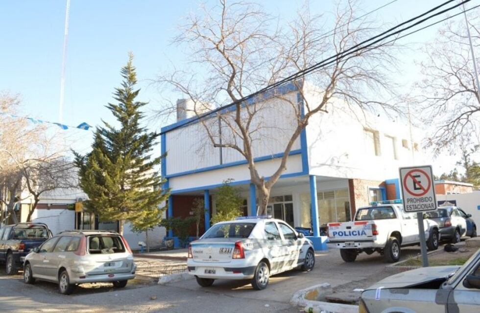 Con 87 años, conducía una 4x4, atropelló y quebró a un joven