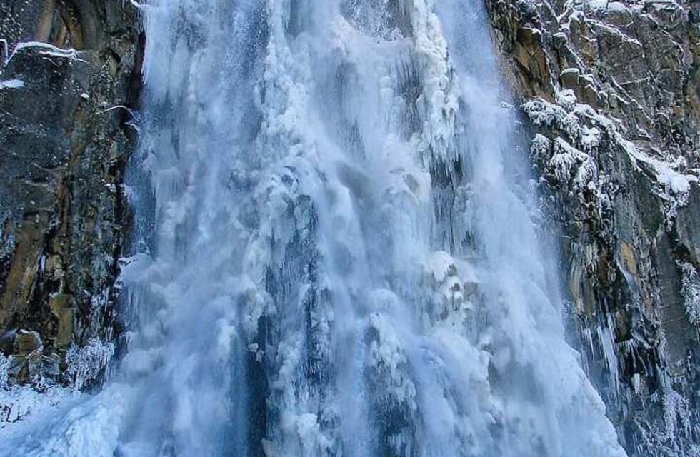 Se congeló la cascada La Fragua en Neuquén y ofrece una postal de ensueño