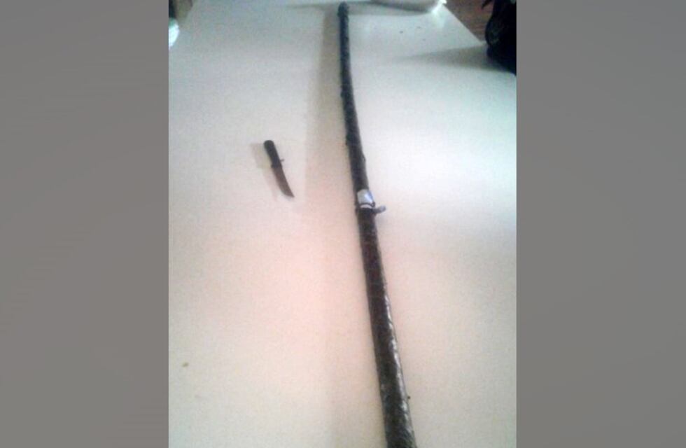 Atacó con un cuchillo a mujer policía y su perro también la mordió