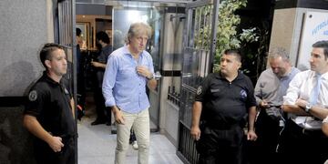 DYN604, BUENOS AIRES 02/03/17, FUTBOLISTAS DE DISTINTOS CLUBES SE RETIRAN DE LA SEDE DE FUTBOLISTAS ARGENTINOS AGREMIEDOS, LUEGO DE MANTENER UNA REUNION ENCABEZADA POR SU TITULAR SERGIO MARCHI.nFOTO.DYN/PABLO AHARONIAN.